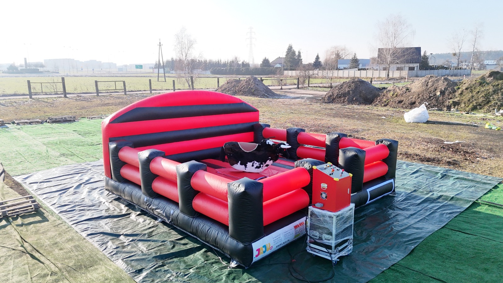 Byk rodeo elektrycznie sterowany mechanicznie